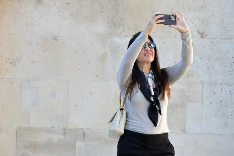 Koketna brineta bila je pravo osvježenje u Šibeniku: Nema tko se za njom nije okrenuo