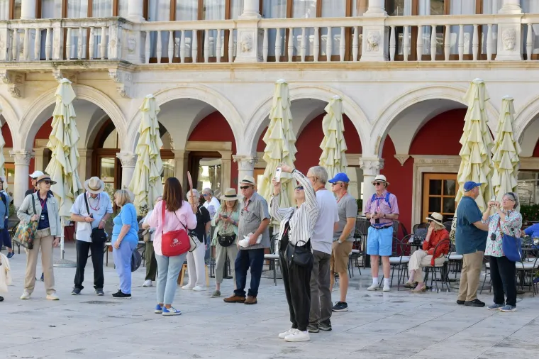 Koketna brineta bila je pravo osvježenje u Šibeniku: Nema tko se za njom nije okrenuo