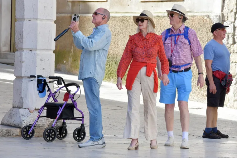 Koketna brineta bila je pravo osvježenje u Šibeniku: Nema tko se za njom nije okrenuo
