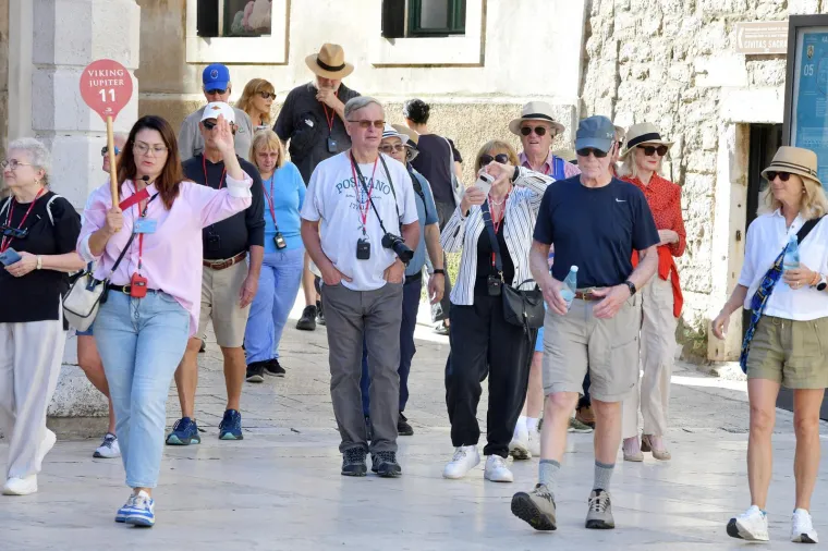 Koketna brineta bila je pravo osvježenje u Šibeniku: Nema tko se za njom nije okrenuo