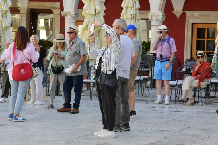 Koketna brineta bila je pravo osvježenje u Šibeniku: Nema tko se za njom nije okrenuo
