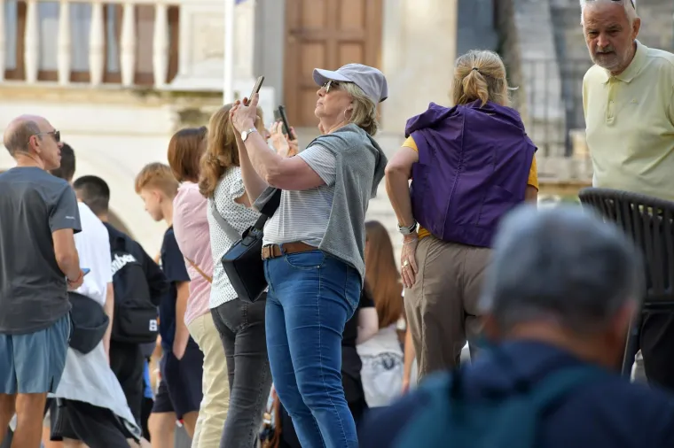 Koketna brineta bila je pravo osvježenje u Šibeniku: Nema tko se za njom nije okrenuo