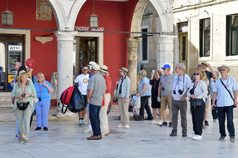 Koketna brineta bila je pravo osvježenje u Šibeniku: Nema tko se za njom nije okrenuo