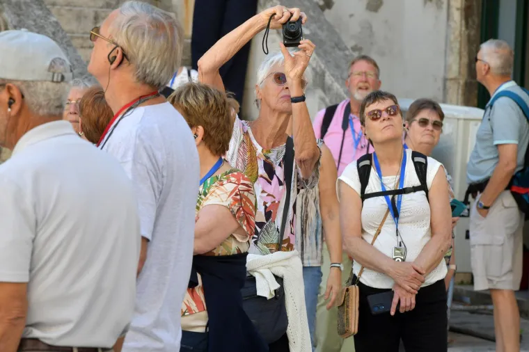 Koketna brineta bila je pravo osvježenje u Šibeniku: Nema tko se za njom nije okrenuo