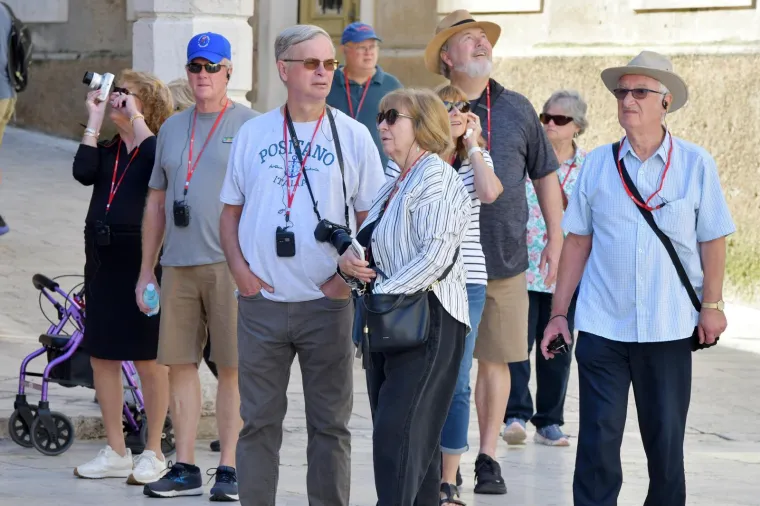 Koketna brineta bila je pravo osvježenje u Šibeniku: Nema tko se za njom nije okrenuo