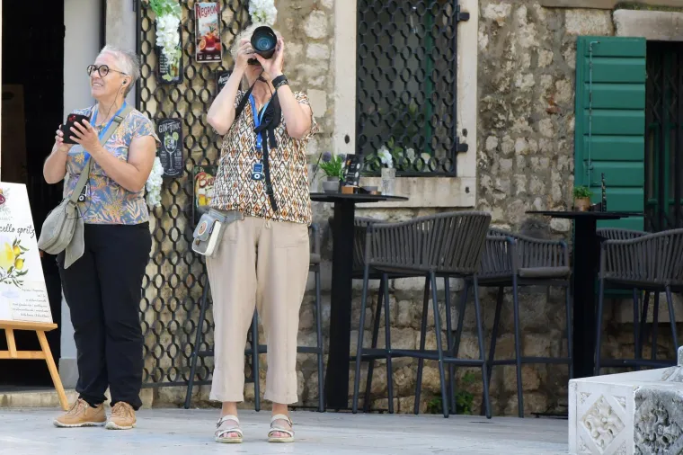 Koketna brineta bila je pravo osvježenje u Šibeniku: Nema tko se za njom nije okrenuo