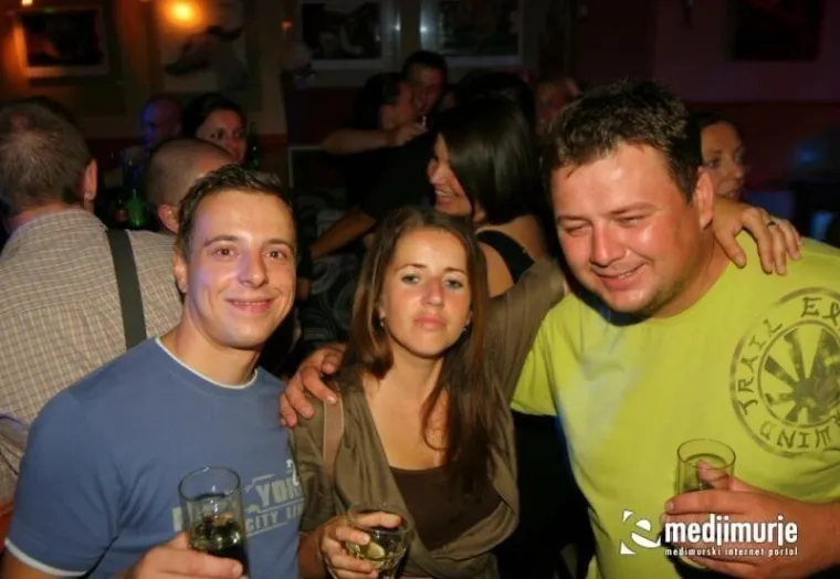 Zaljubljeni preko u&scaron;iju fe&scaron;tali su sve do jutra: S ovog para nitko nije skidao pogled