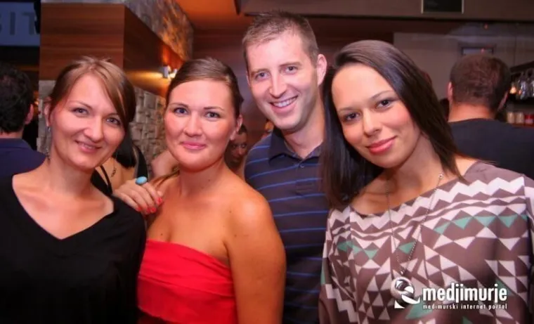 Zaljubljeni preko u&scaron;iju fe&scaron;tali su sve do jutra: S ovog para nitko nije skidao pogled