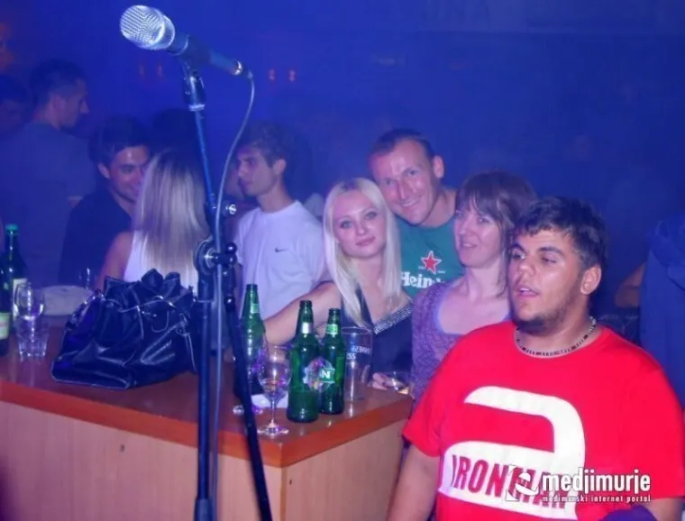 Zaljubljeni preko u&scaron;iju fe&scaron;tali su sve do jutra: S ovog para nitko nije skidao pogled