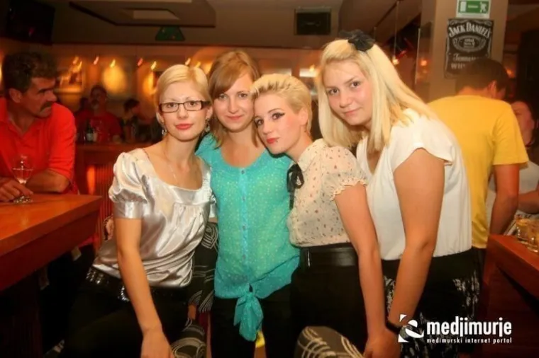 Zaljubljeni preko u&scaron;iju fe&scaron;tali su sve do jutra: S ovog para nitko nije skidao pogled