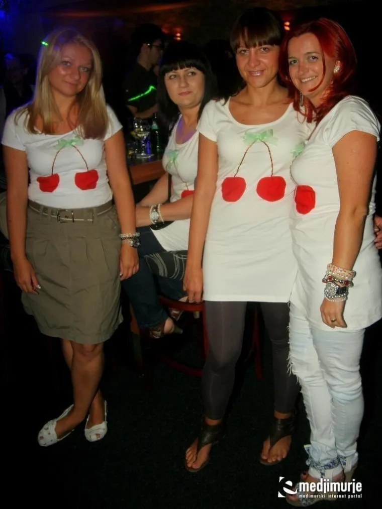 Zaljubljeni preko u&scaron;iju fe&scaron;tali su sve do jutra: S ovog para nitko nije skidao pogled