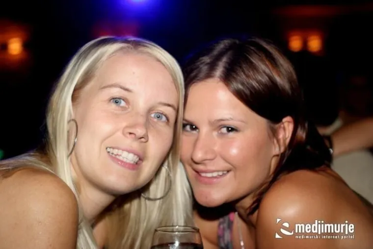 Zaljubljeni preko u&scaron;iju fe&scaron;tali su sve do jutra: S ovog para nitko nije skidao pogled