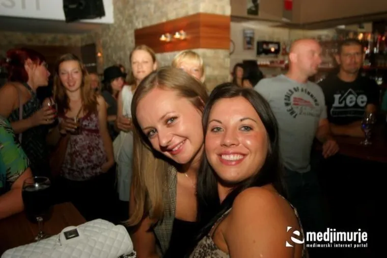 Zaljubljeni preko u&scaron;iju fe&scaron;tali su sve do jutra: S ovog para nitko nije skidao pogled