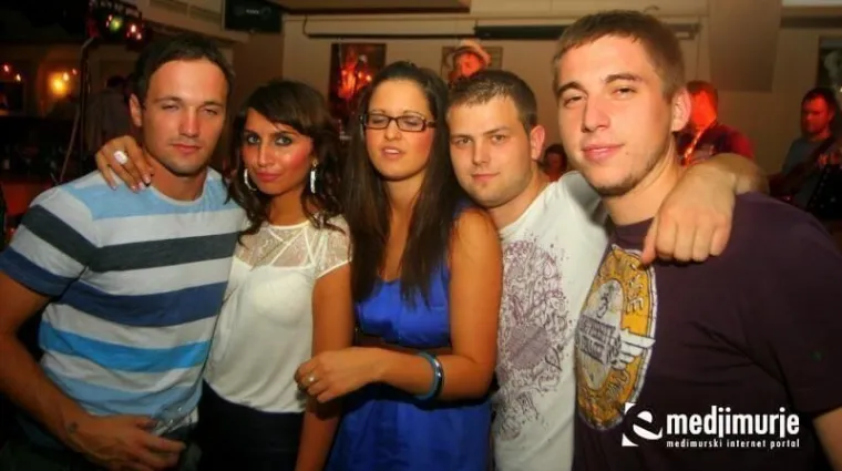 Zaljubljeni preko u&scaron;iju fe&scaron;tali su sve do jutra: S ovog para nitko nije skidao pogled