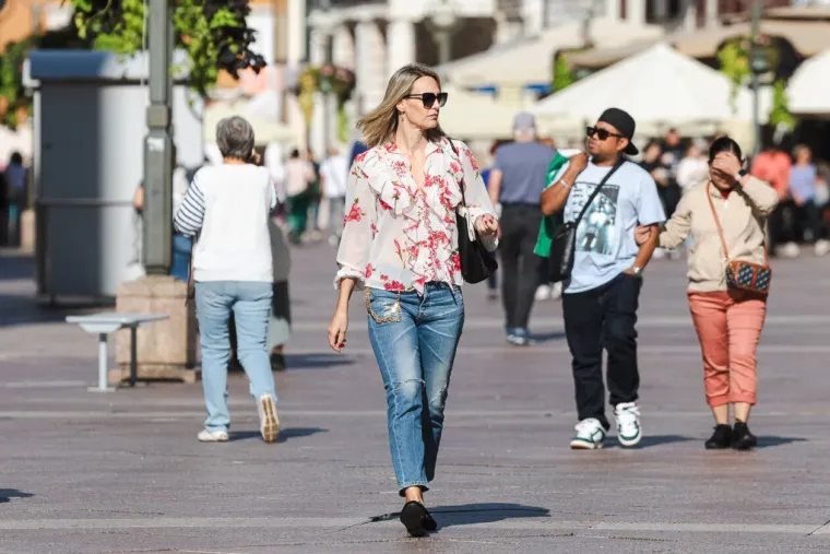 Od njenog dekoltea zastaje dah: Zgodna crnka izazvala pomutnju u centru Rijeke