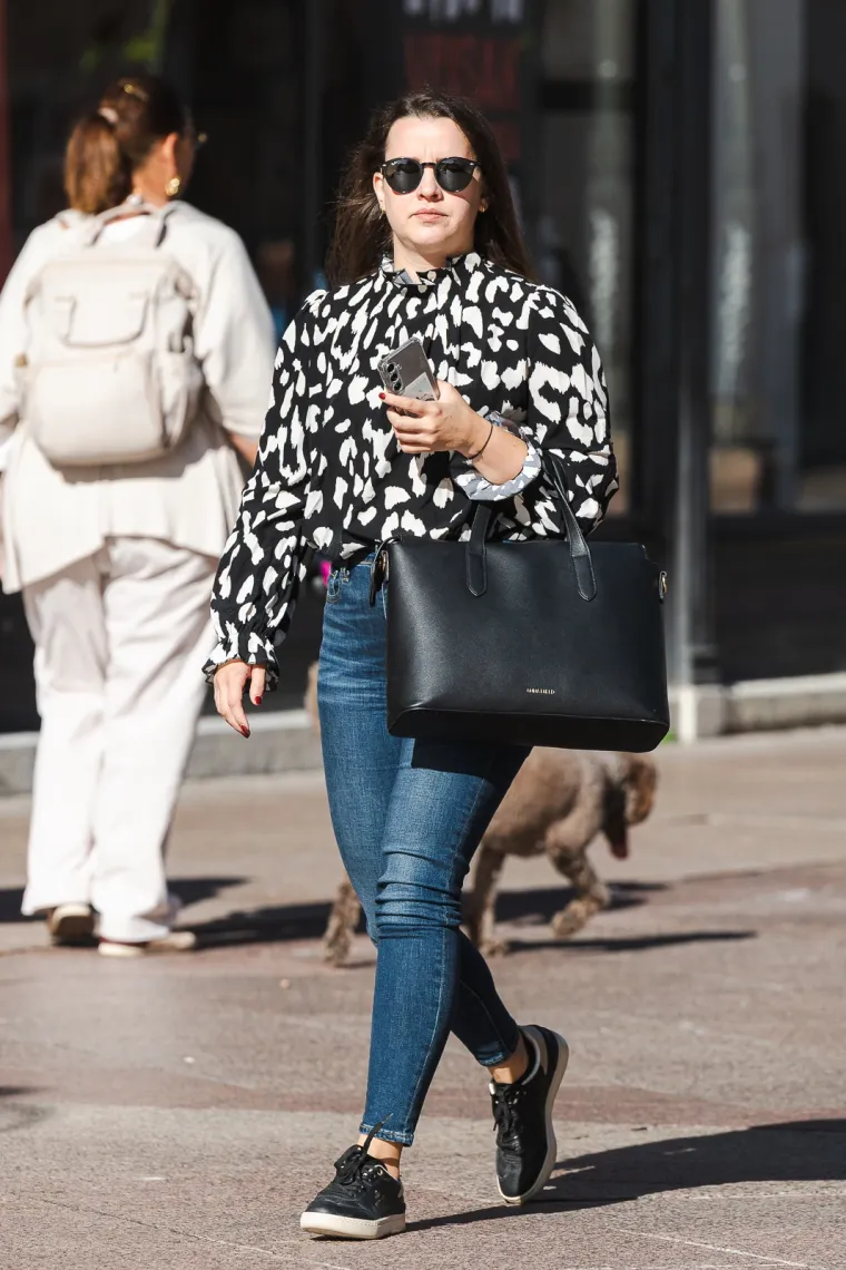 Od njenog dekoltea zastaje dah: Zgodna crnka izazvala pomutnju u centru Rijeke