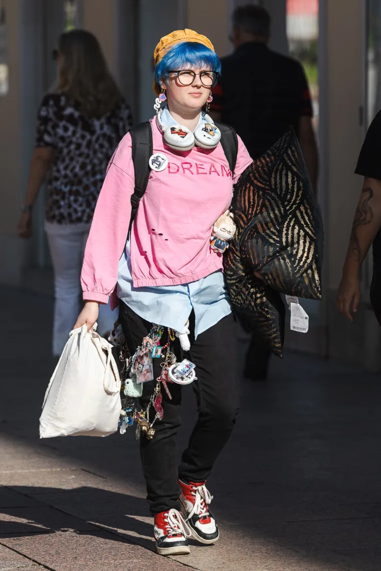 Od njenog dekoltea zastaje dah: Zgodna crnka izazvala pomutnju u centru Rijeke