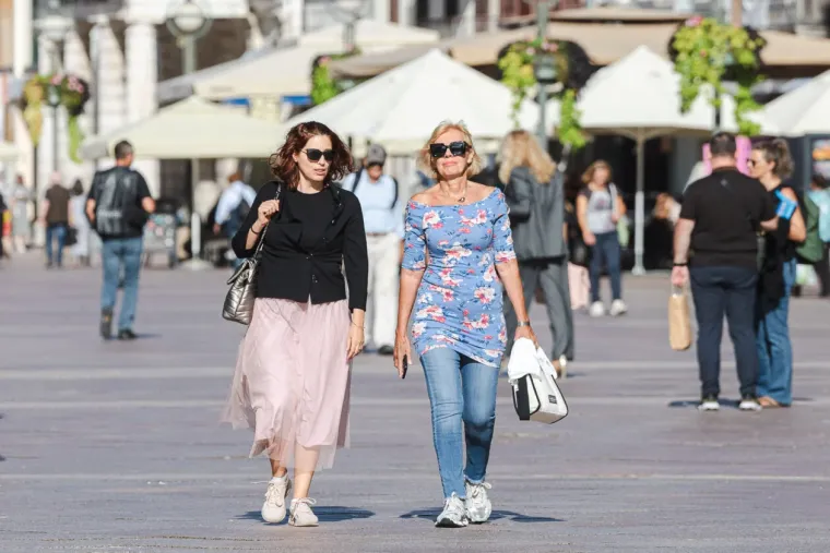 Od njenog dekoltea zastaje dah: Zgodna crnka izazvala pomutnju u centru Rijeke