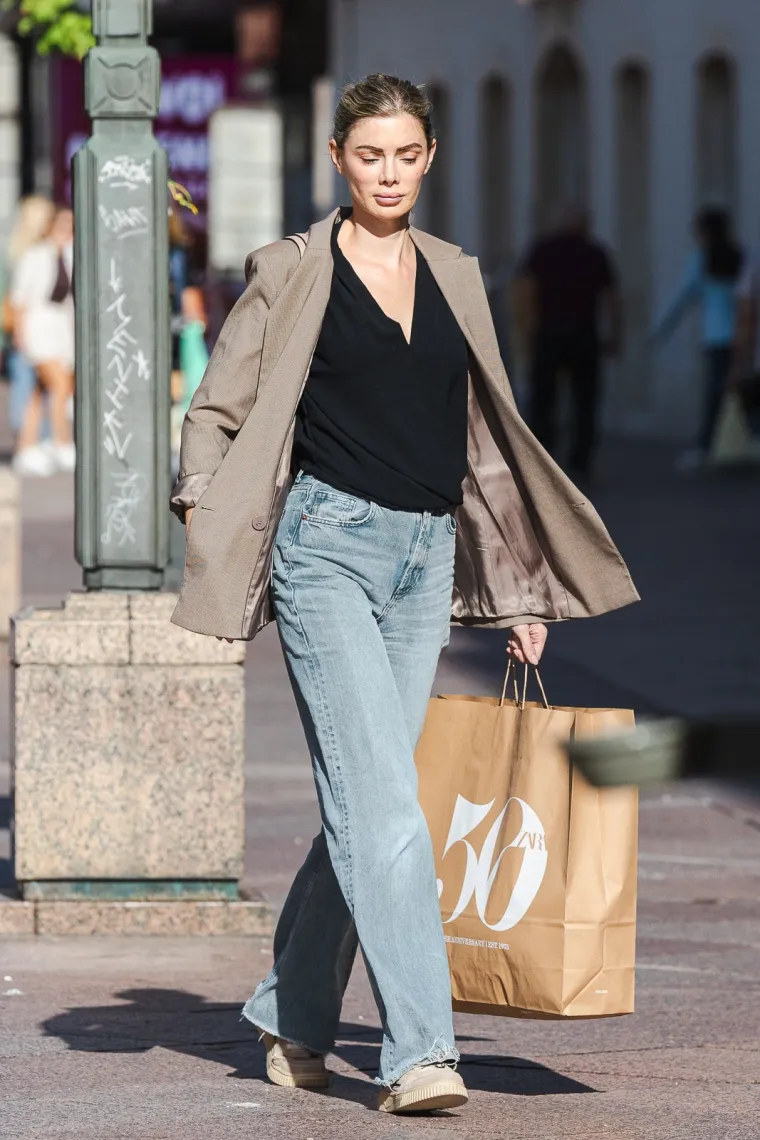 Od njenog dekoltea zastaje dah: Zgodna crnka izazvala pomutnju u centru Rijeke