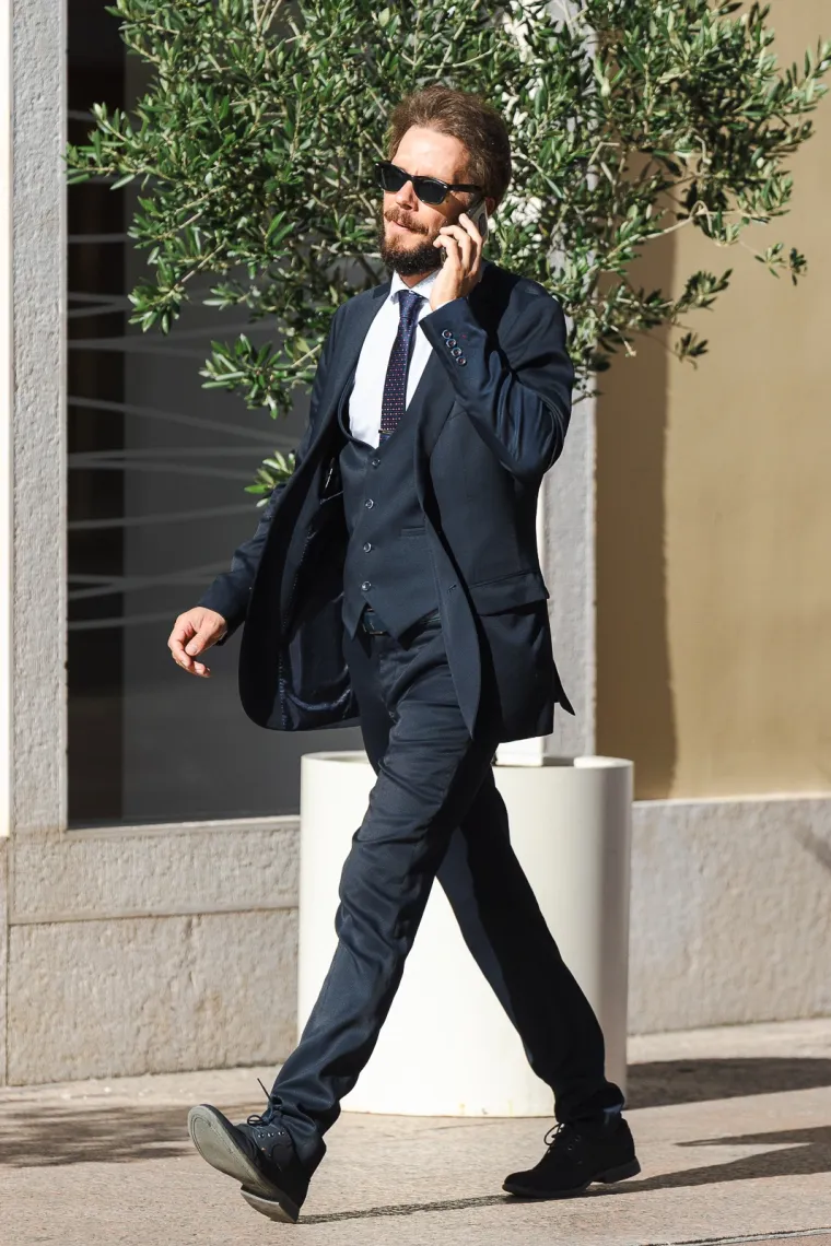 Od njenog dekoltea zastaje dah: Zgodna crnka izazvala pomutnju u centru Rijeke