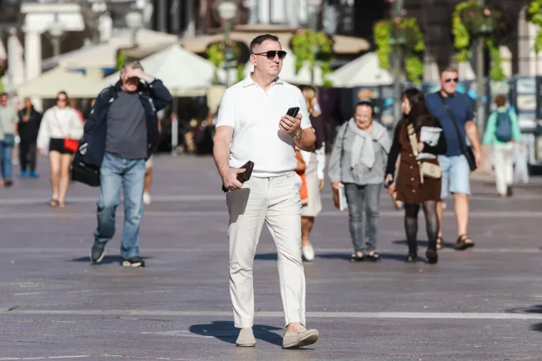 Od njenog dekoltea zastaje dah: Zgodna crnka izazvala pomutnju u centru Rijeke