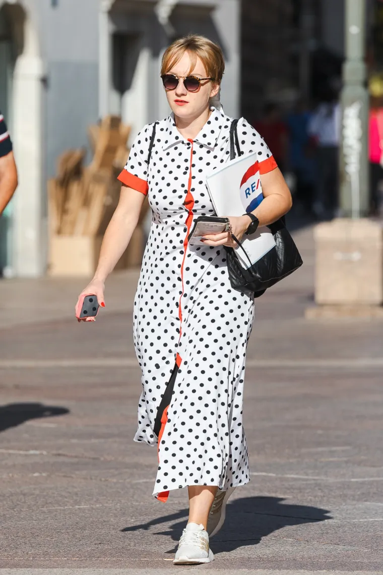 Od njenog dekoltea zastaje dah: Zgodna crnka izazvala pomutnju u centru Rijeke