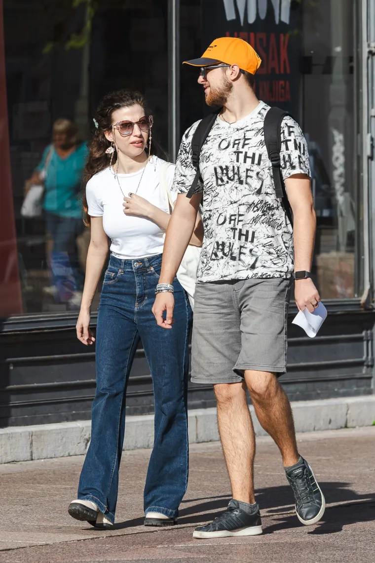 Od njenog dekoltea zastaje dah: Zgodna crnka izazvala pomutnju u centru Rijeke