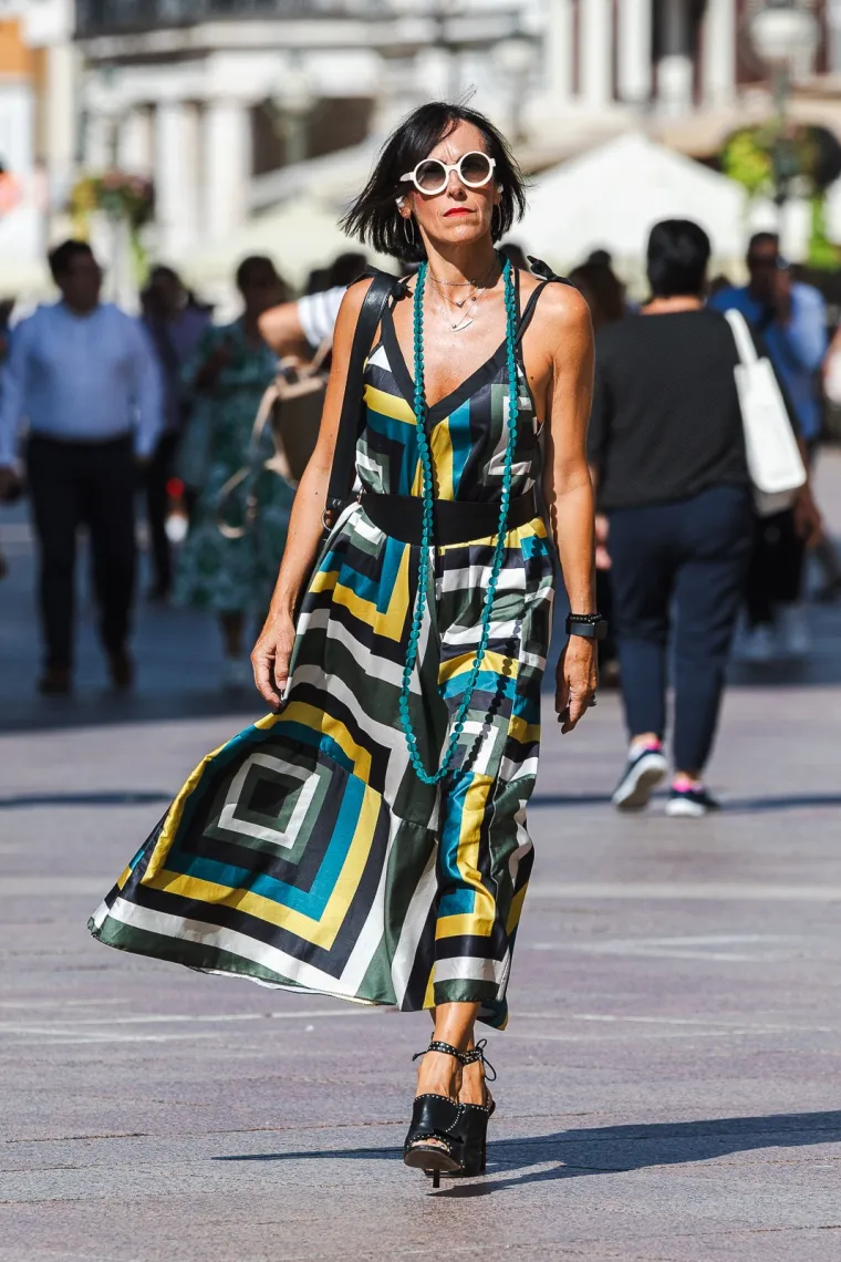 Od njenog dekoltea zastaje dah: Zgodna crnka izazvala pomutnju u centru Rijeke