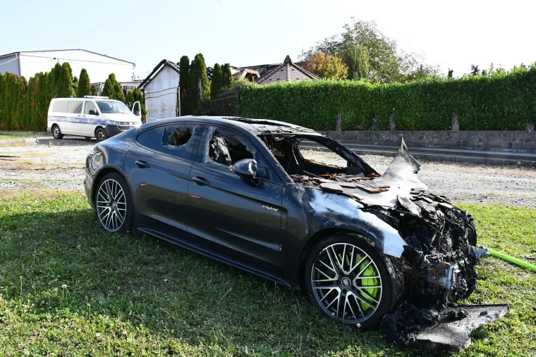 Pogledajte što je ostalo od luksuznih automobila nakon požara kraj Požege: Sve je uzrokovao hibrid?