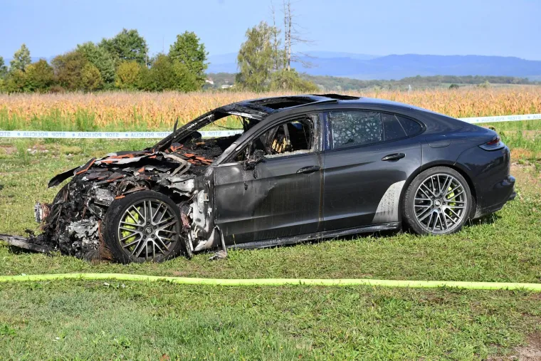 Pogledajte što je ostalo od luksuznih automobila nakon požara kraj Požege: Sve je uzrokovao hibrid?