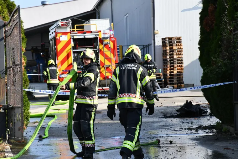 Pogledajte što je ostalo od luksuznih automobila nakon požara kraj Požege: Sve je uzrokovao hibrid?