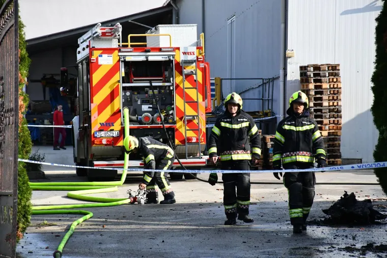 Pogledajte što je ostalo od luksuznih automobila nakon požara kraj Požege: Sve je uzrokovao hibrid?