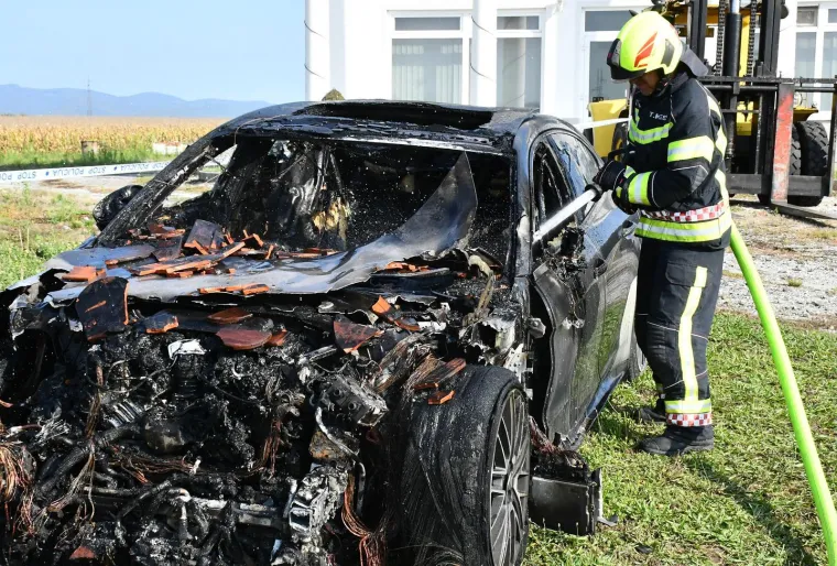 Pogledajte što je ostalo od luksuznih automobila nakon požara kraj Požege: Sve je uzrokovao hibrid?