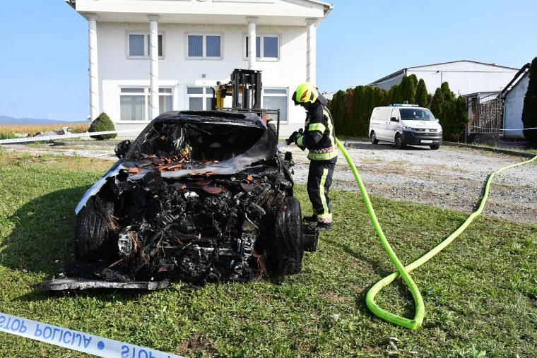 Pogledajte što je ostalo od luksuznih automobila nakon požara kraj Požege: Sve je uzrokovao hibrid?