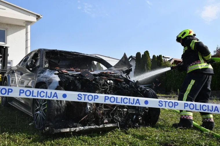 Pogledajte što je ostalo od luksuznih automobila nakon požara kraj Požege: Sve je uzrokovao hibrid?