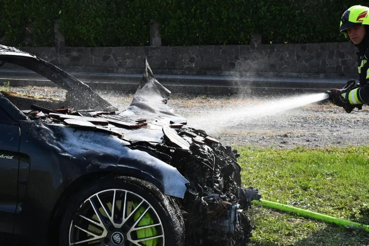 Pogledajte što je ostalo od luksuznih automobila nakon požara kraj Požege: Sve je uzrokovao hibrid?