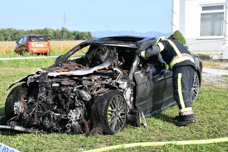 Pogledajte &scaron;to je ostalo od luksuznih automobila nakon požara kraj Požege: Sve je uzrokovao hibrid?