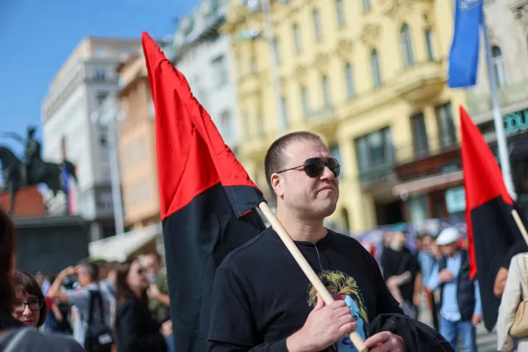 Zanosne dame plijenile pažnju na prosvjedu protiv obveznog vojnog roka