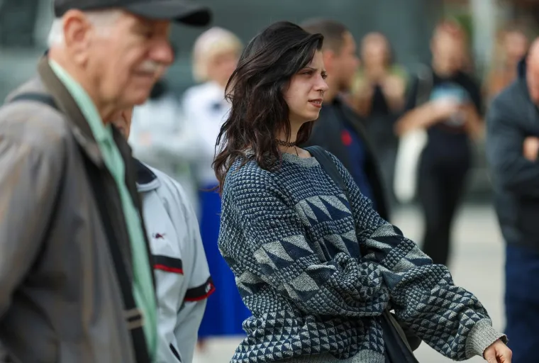 Zanosne dame plijenile pažnju na prosvjedu protiv obveznog vojnog roka