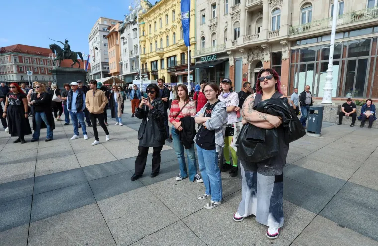 Zanosne dame plijenile pažnju na prosvjedu protiv obveznog vojnog roka