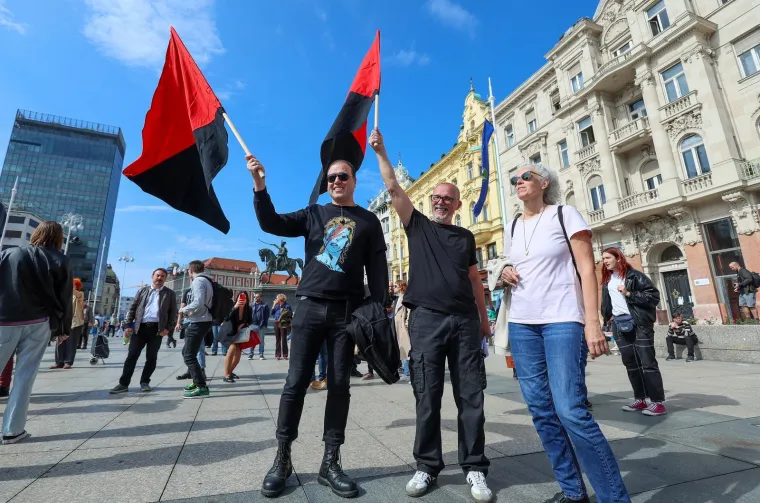 Zanosne dame plijenile pažnju na prosvjedu protiv obveznog vojnog roka