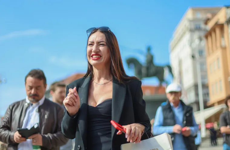 Zanosne dame plijenile pažnju na prosvjedu protiv obveznog vojnog roka