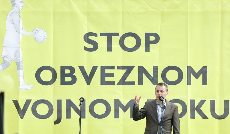 Zanosne dame plijenile pažnju na prosvjedu protiv obveznog vojnog roka