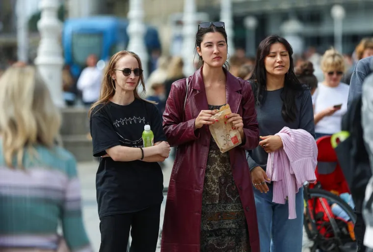 Zanosne dame plijenile pažnju na prosvjedu protiv obveznog vojnog roka