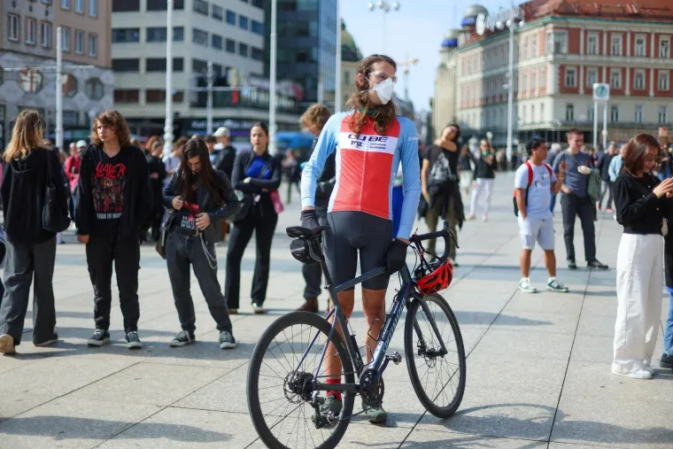 Zanosne dame plijenile pažnju na prosvjedu protiv obveznog vojnog roka