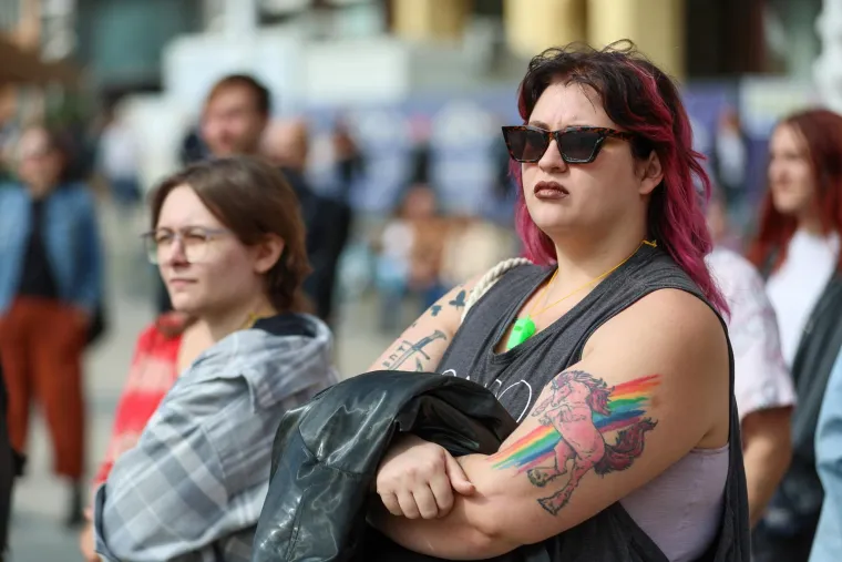 Zanosne dame plijenile pažnju na prosvjedu protiv obveznog vojnog roka