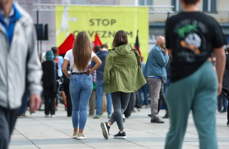 Zanosne dame plijenile pažnju na prosvjedu protiv obveznog vojnog roka