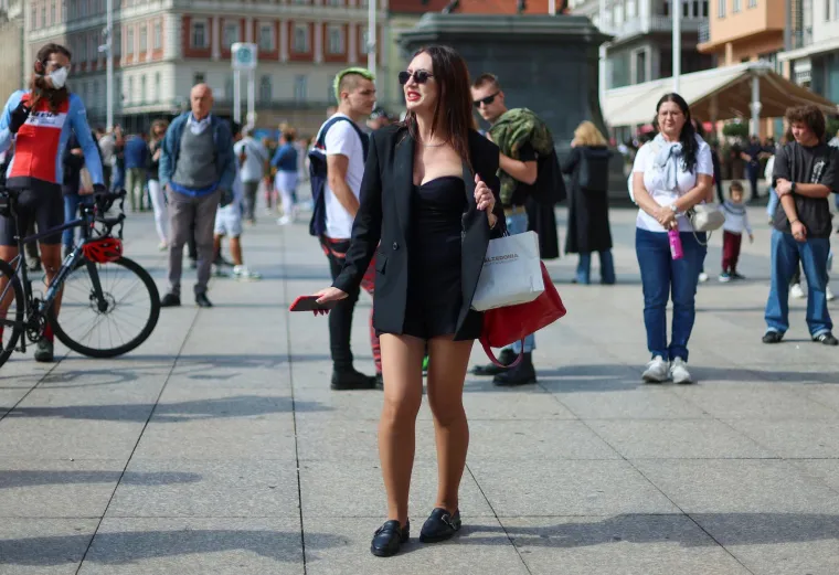 Zanosne dame plijenile pažnju na prosvjedu protiv obveznog vojnog roka