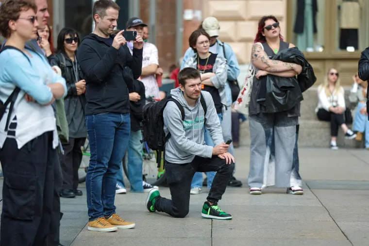 Zanosne dame plijenile pažnju na prosvjedu protiv obveznog vojnog roka