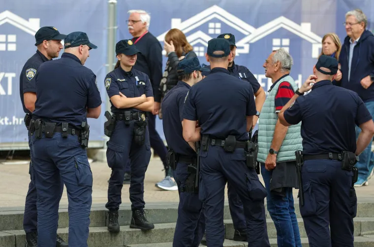 Zanosne dame plijenile pažnju na prosvjedu protiv obveznog vojnog roka
